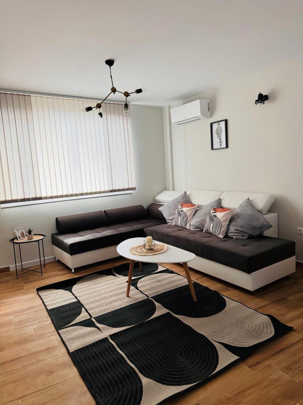 Goldy Central Beach Apartment With Private Garden Burgas Zewnętrze zdjęcie